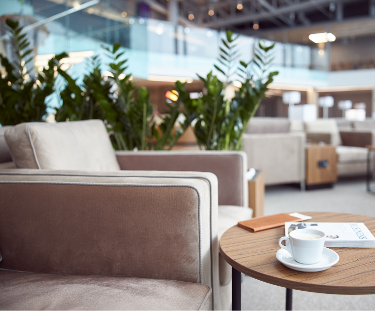 全国28の空港のラウンジが無料！ソファでくつろいだり、コーヒーを飲んで落ちついたり…のんびりできます。